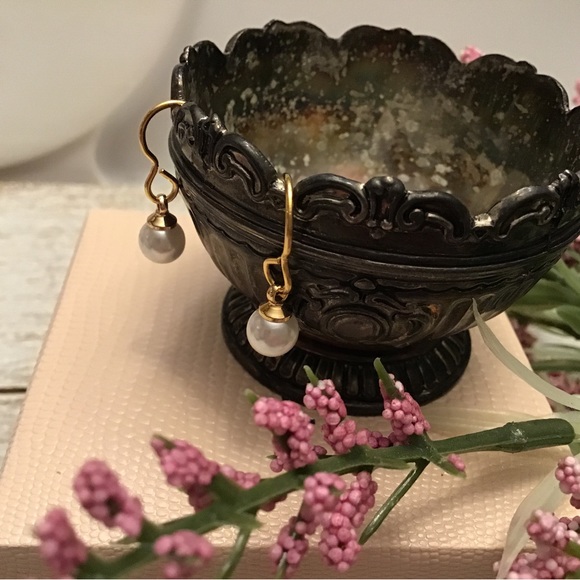 Dangle Pearl Earrings 🌸[2/$30.00]🌸 - Picture 4 of 7